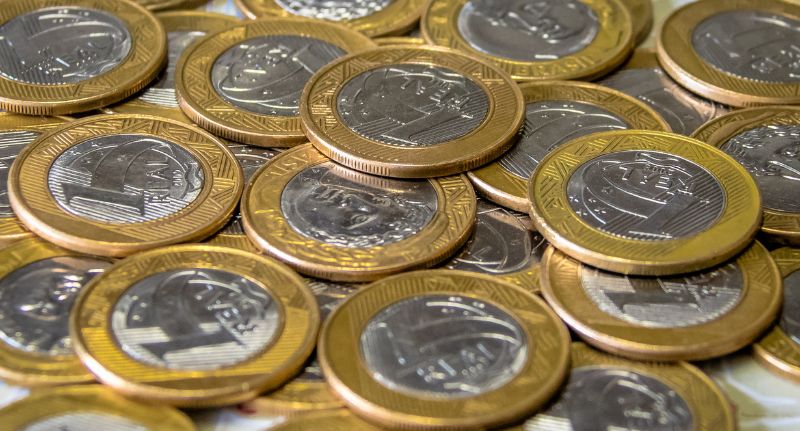 Moedas de um real.