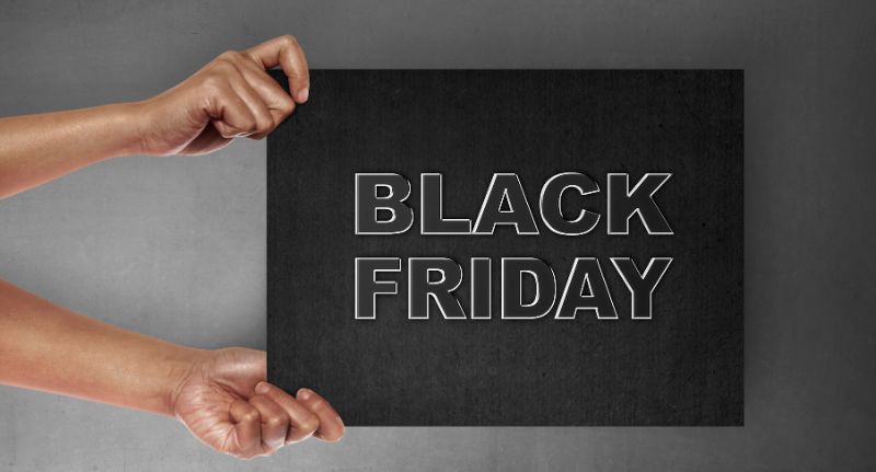 Pessoa segurando uma placa de sinalização com o termo 'Black Friday'.